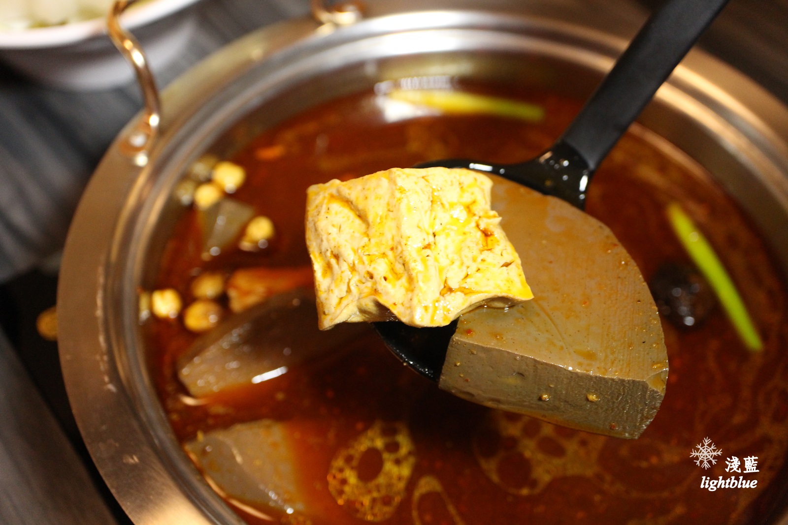 [ 民權西路站美食 ] 淺藍 × 御品皇麻辣鴛鴦鍋～手掌大的小捲與明蝦，還有好吃燒烤與麻辣燙