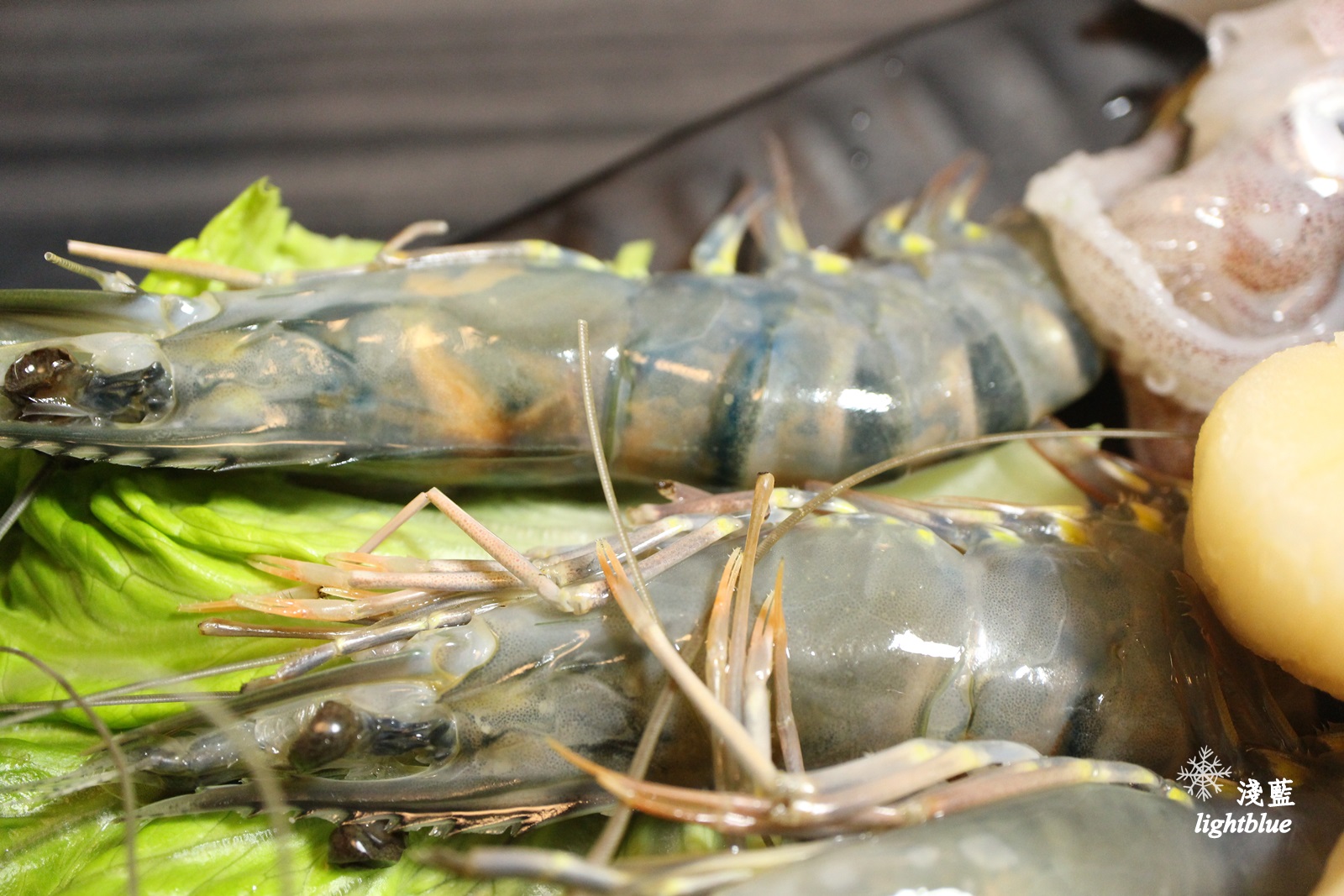 [ 民權西路站美食 ] 淺藍 × 御品皇麻辣鴛鴦鍋～手掌大的小捲與明蝦，還有好吃燒烤與麻辣燙