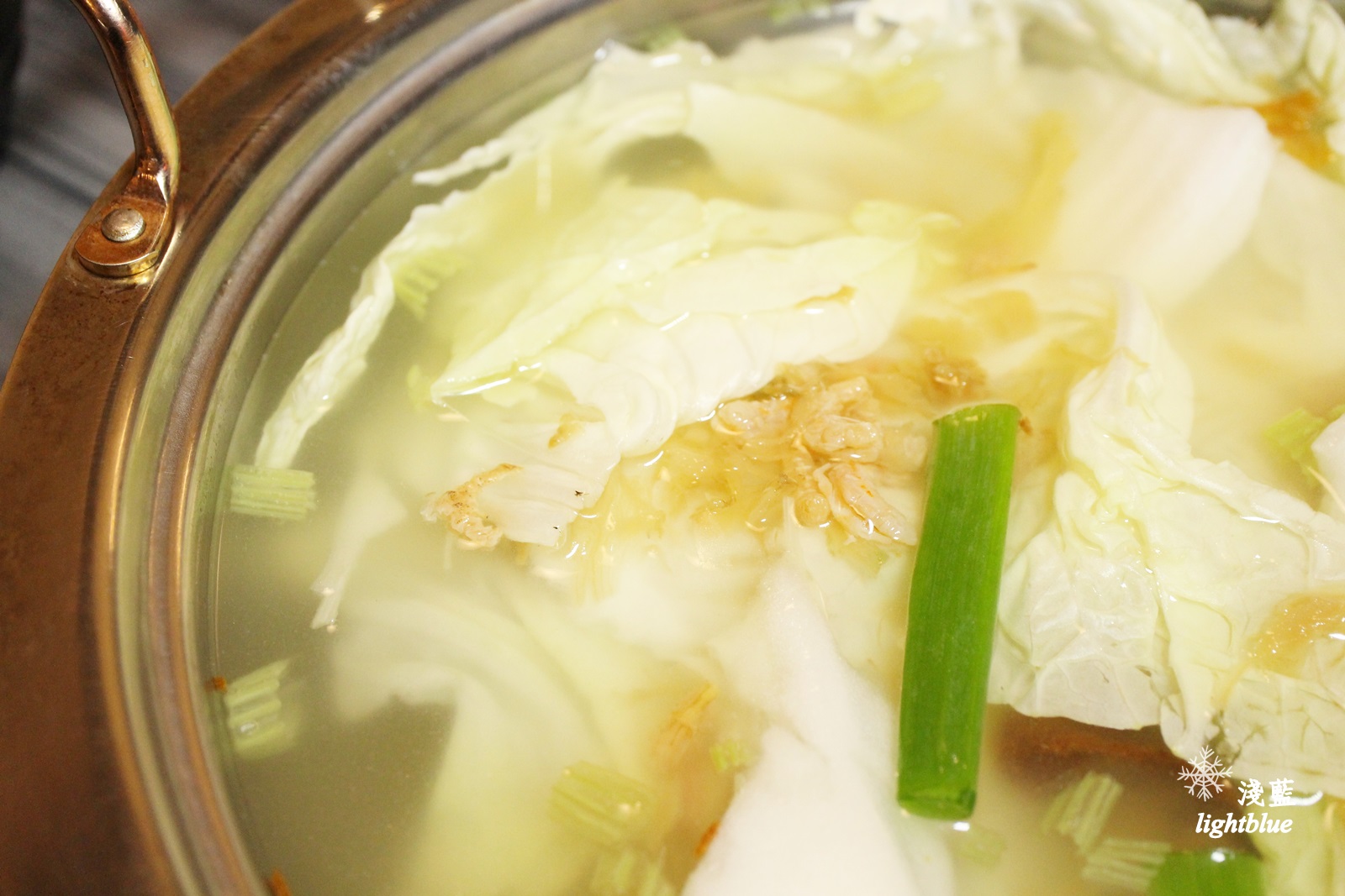 [ 民權西路站美食 ] 淺藍 × 御品皇麻辣鴛鴦鍋～手掌大的小捲與明蝦，還有好吃燒烤與麻辣燙