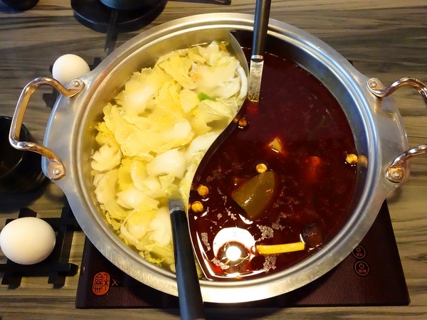 御品皇麻辣鴛鴦鍋：【捷運美食】御品皇麻辣鴛鴦鍋 海鮮拼盤就是鮮 還有滷煮/焗烤/串燒 多樣化菜色一次滿足你的挑剔的味蕾！