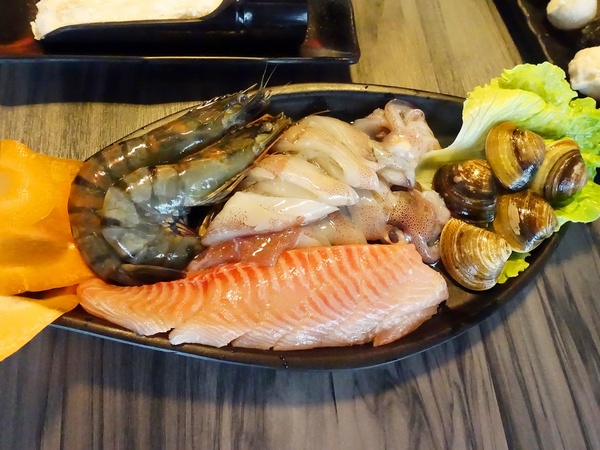 御品皇麻辣鴛鴦鍋：【捷運美食】御品皇麻辣鴛鴦鍋 海鮮拼盤就是鮮 還有滷煮/焗烤/串燒 多樣化菜色一次滿足你的挑剔的味蕾！