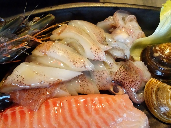 御品皇麻辣鴛鴦鍋：【捷運美食】御品皇麻辣鴛鴦鍋 海鮮拼盤就是鮮 還有滷煮/焗烤/串燒 多樣化菜色一次滿足你的挑剔的味蕾！