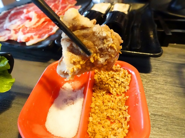 御品皇麻辣鴛鴦鍋：【捷運美食】御品皇麻辣鴛鴦鍋 海鮮拼盤就是鮮 還有滷煮/焗烤/串燒 多樣化菜色一次滿足你的挑剔的味蕾！