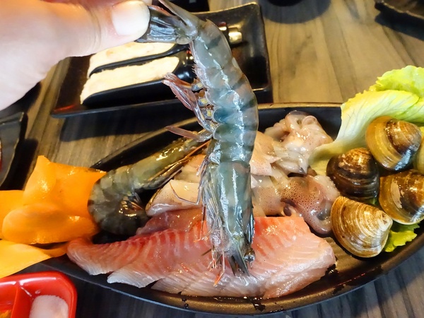 御品皇麻辣鴛鴦鍋：【捷運美食】御品皇麻辣鴛鴦鍋 海鮮拼盤就是鮮 還有滷煮/焗烤/串燒 多樣化菜色一次滿足你的挑剔的味蕾！