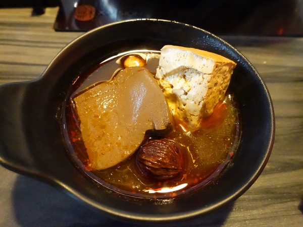 御品皇麻辣鴛鴦鍋：【捷運美食】御品皇麻辣鴛鴦鍋 海鮮拼盤就是鮮 還有滷煮/焗烤/串燒 多樣化菜色一次滿足你的挑剔的味蕾！