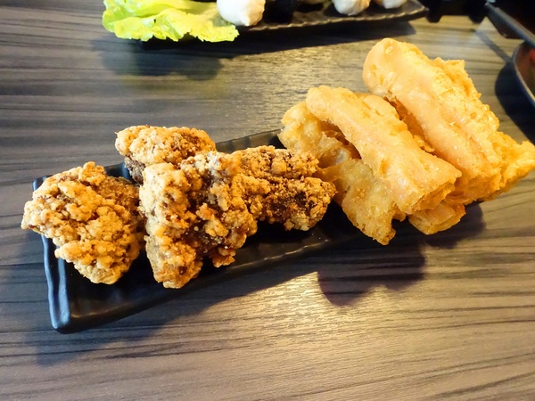 御品皇麻辣鴛鴦鍋：【捷運美食】御品皇麻辣鴛鴦鍋 海鮮拼盤就是鮮 還有滷煮/焗烤/串燒 多樣化菜色一次滿足你的挑剔的味蕾！