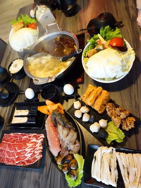 御品皇麻辣鴛鴦鍋：【捷運美食】御品皇麻辣鴛鴦鍋 海鮮拼盤就是鮮 還有滷煮/焗烤/串燒 多樣化菜色一次滿足你的挑剔的味蕾！