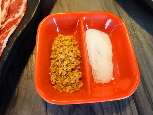 御品皇麻辣鴛鴦鍋：【捷運美食】御品皇麻辣鴛鴦鍋 海鮮拼盤就是鮮 還有滷煮/焗烤/串燒 多樣化菜色一次滿足你的挑剔的味蕾！