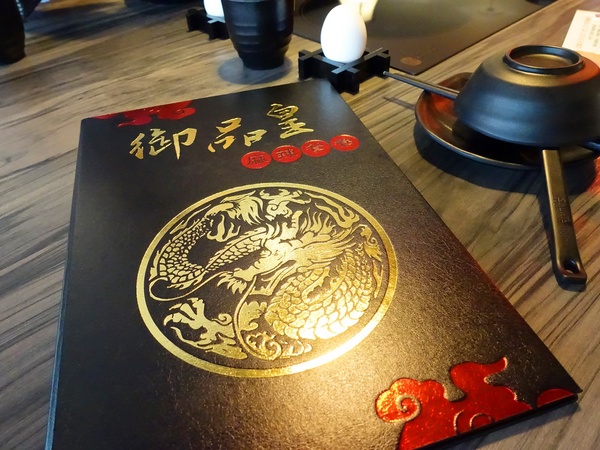 御品皇麻辣鴛鴦鍋：【捷運美食】御品皇麻辣鴛鴦鍋 海鮮拼盤就是鮮 還有滷煮/焗烤/串燒 多樣化菜色一次滿足你的挑剔的味蕾！