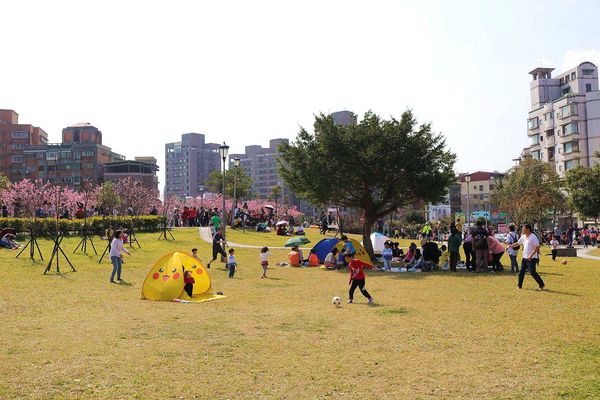 內湖樂活公園：【台北景點】東湖樂活公園/粉紅色隧道/寒櫻大盛開/賞櫻的熱搜景點