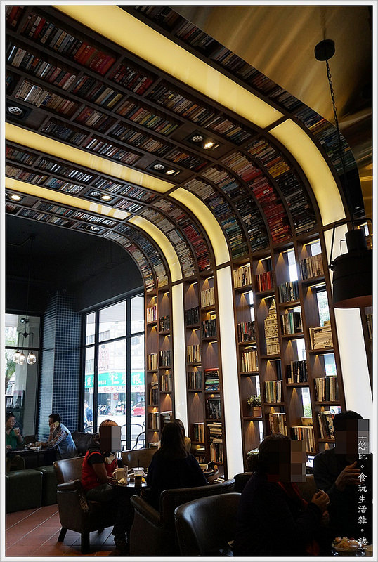 卡啡那CAFFAINA 大墩店-3-店內裝潢書牆