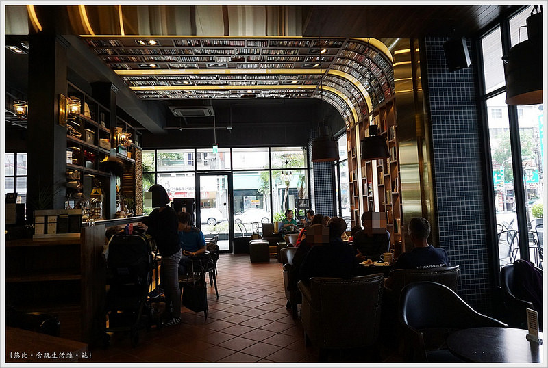 卡啡那CAFFAINA 大墩店-6-店內裝潢書牆