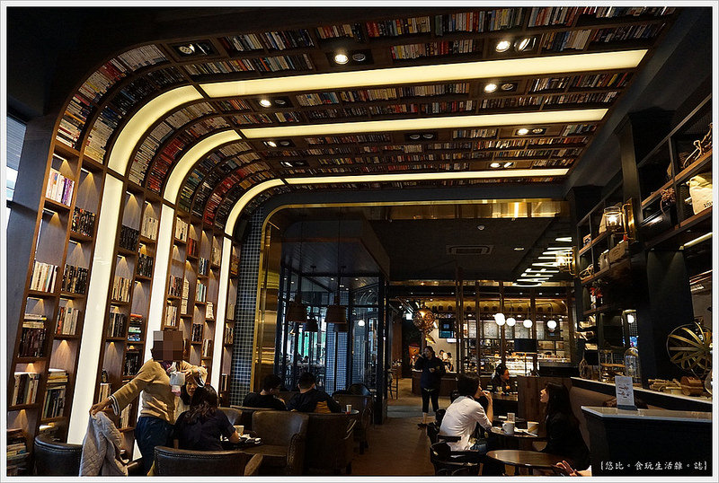 卡啡那CAFFAINA 大墩店-5-1-店內裝潢書牆