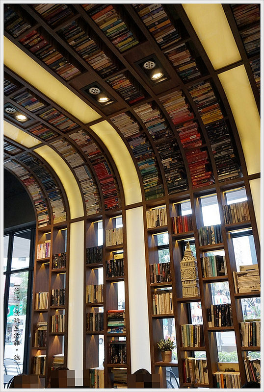 卡啡那CAFFAINA 大墩店-4-2-店內裝潢書牆