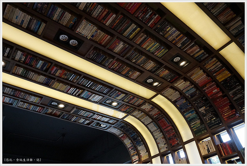 卡啡那CAFFAINA 大墩店-5-2-店內裝潢書牆