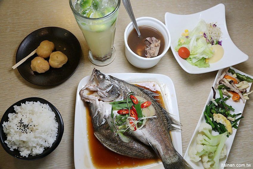 台南南科美食｜柏柏爾簡餐.火鍋~平價美味料多實在!另類特色火鍋一品花雕雞一鍋兩吃讓人好上癮!! - 台南好Food遊