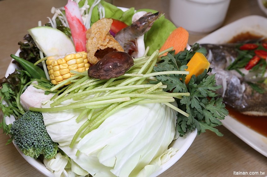 台南南科美食｜柏柏爾簡餐.火鍋~平價美味料多實在!另類特色火鍋一品花雕雞一鍋兩吃讓人好上癮!! - 台南好Food遊