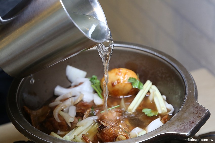 台南南科美食｜柏柏爾簡餐.火鍋~平價美味料多實在!另類特色火鍋一品花雕雞一鍋兩吃讓人好上癮!! - 台南好Food遊