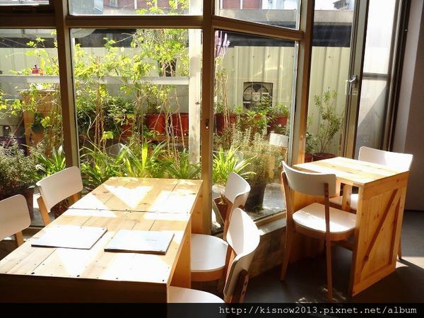 茶咖控9-室內與窗外.JPG