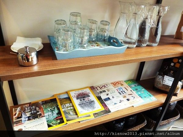 茶咖控8-飲用水與雜誌.JPG