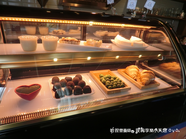 【北投美食】《茶咖控輕食咖啡館》輕食、咖啡、下午茶，隱藏在全聯旁的吉利廣場內！