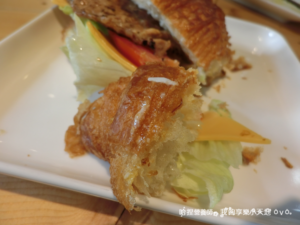 【北投美食】《茶咖控輕食咖啡館》輕食、咖啡、下午茶，隱藏在全聯旁的吉利廣場內！