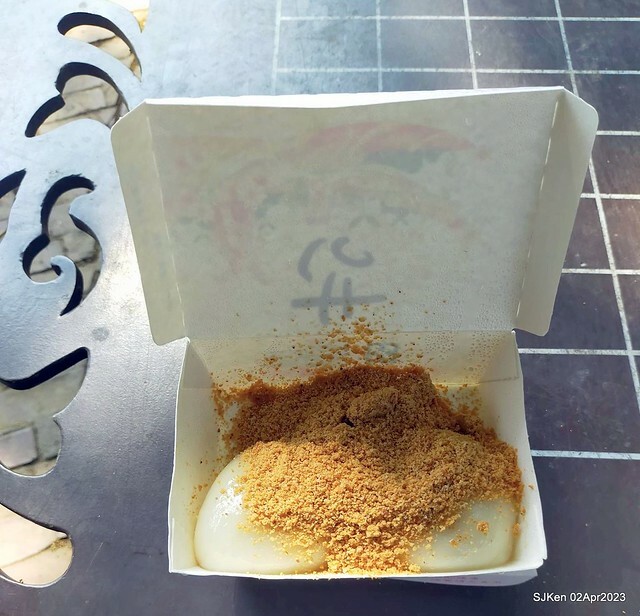 (新竹都城隍廟美食)「周家燒麻糬 」(Mochi with peanuts and sesame fillings), Hsinchu city, Apr 2, 2023, SJKen