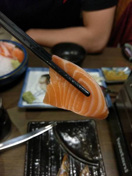 京丸水產 居酒屋：京丸水產 居酒屋-全台第一家24HR營業的居酒屋  新鮮海產活跳跳  日式的裝潢好吸引人