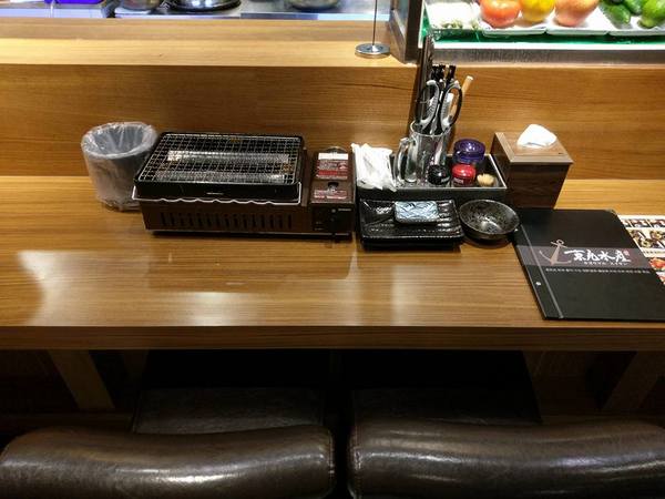 京丸水產 居酒屋：京丸水產 居酒屋-全台第一家24HR營業的居酒屋  新鮮海產活跳跳  日式的裝潢好吸引人