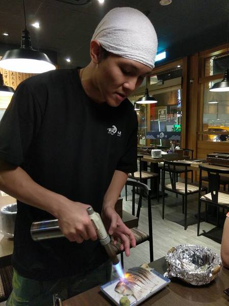 京丸水產 居酒屋：京丸水產 居酒屋-全台第一家24HR營業的居酒屋  新鮮海產活跳跳  日式的裝潢好吸引人