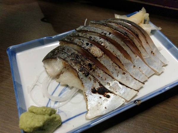 京丸水產 居酒屋：京丸水產 居酒屋-全台第一家24HR營業的居酒屋  新鮮海產活跳跳  日式的裝潢好吸引人