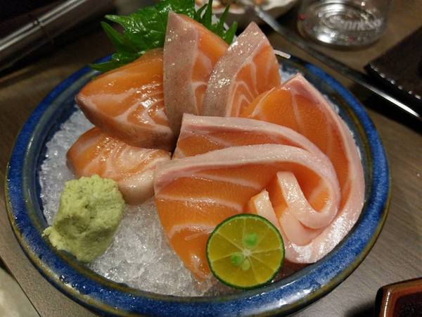 京丸水產 居酒屋：京丸水產 居酒屋-全台第一家24HR營業的居酒屋  新鮮海產活跳跳  日式的裝潢好吸引人