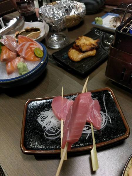 京丸水產 居酒屋：京丸水產 居酒屋-全台第一家24HR營業的居酒屋  新鮮海產活跳跳  日式的裝潢好吸引人