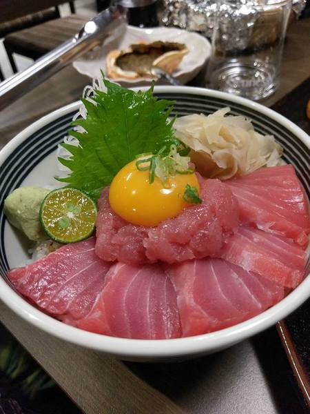 京丸水產 居酒屋：京丸水產 居酒屋-全台第一家24HR營業的居酒屋  新鮮海產活跳跳  日式的裝潢好吸引人