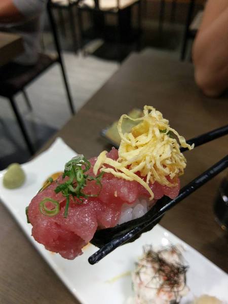 京丸水產 居酒屋：京丸水產 居酒屋-全台第一家24HR營業的居酒屋  新鮮海產活跳跳  日式的裝潢好吸引人