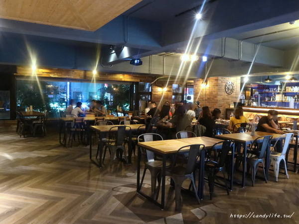 薩克森 比利時餐酒館 Sachsen Beer Bar:台中美食│薩克森 比利時餐酒館〃一整面啤酒牆結合漫威英雄系列,逢甲商圈餐酒館推薦~