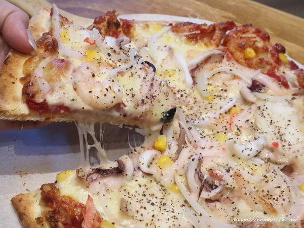 薩克森 比利時餐酒館 Sachsen Beer Bar:台中美食│薩克森 比利時餐酒館〃一整面啤酒牆結合漫威英雄系列,逢甲商圈餐酒館推薦~