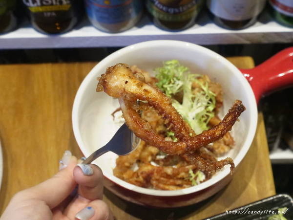 薩克森 比利時餐酒館 Sachsen Beer Bar:台中美食│薩克森 比利時餐酒館〃一整面啤酒牆結合漫威英雄系列,逢甲商圈餐酒館推薦~