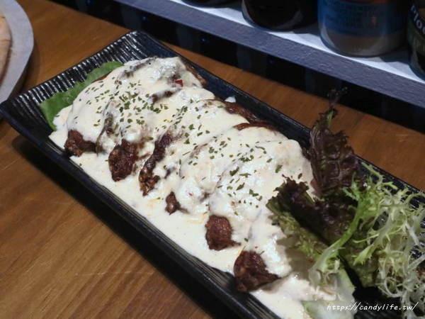 薩克森 比利時餐酒館 Sachsen Beer Bar:台中美食│薩克森 比利時餐酒館〃一整面啤酒牆結合漫威英雄系列,逢甲商圈餐酒館推薦~