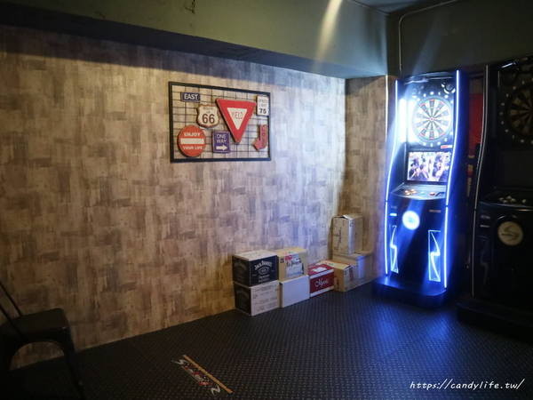 薩克森 比利時餐酒館 Sachsen Beer Bar:台中美食│薩克森 比利時餐酒館〃一整面啤酒牆結合漫威英雄系列,逢甲商圈餐酒館推薦~