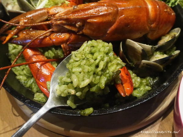 薩克森 比利時餐酒館 Sachsen Beer Bar:台中美食│薩克森 比利時餐酒館〃一整面啤酒牆結合漫威英雄系列,逢甲商圈餐酒館推薦~