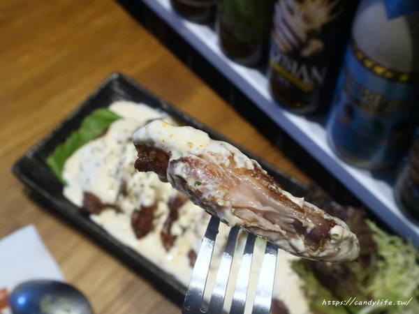 薩克森 比利時餐酒館 Sachsen Beer Bar:台中美食│薩克森 比利時餐酒館〃一整面啤酒牆結合漫威英雄系列,逢甲商圈餐酒館推薦~