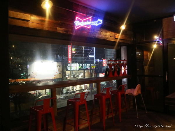 薩克森 比利時餐酒館 Sachsen Beer Bar:台中美食│薩克森 比利時餐酒館〃一整面啤酒牆結合漫威英雄系列,逢甲商圈餐酒館推薦~