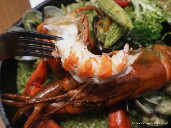 薩克森 比利時餐酒館 Sachsen Beer Bar:台中美食│薩克森 比利時餐酒館〃一整面啤酒牆結合漫威英雄系列,逢甲商圈餐酒館推薦~