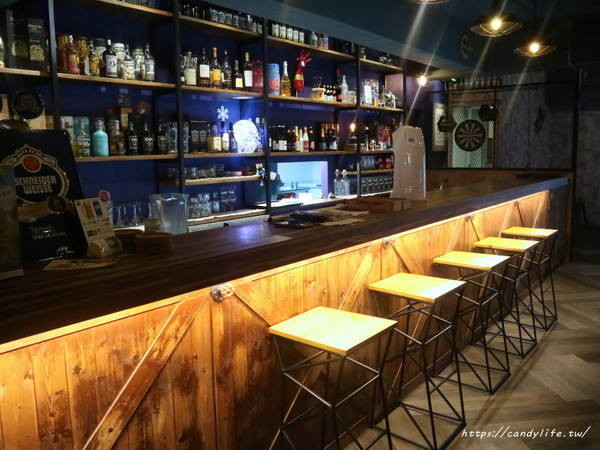 薩克森 比利時餐酒館 Sachsen Beer Bar:台中美食│薩克森 比利時餐酒館〃一整面啤酒牆結合漫威英雄系列,逢甲商圈餐酒館推薦~