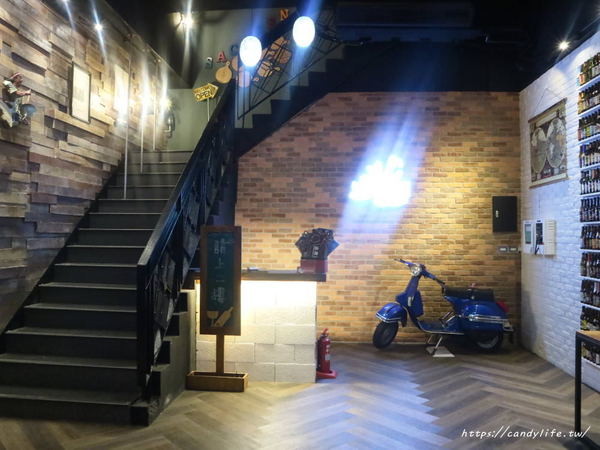 薩克森 比利時餐酒館 Sachsen Beer Bar:台中美食│薩克森 比利時餐酒館〃一整面啤酒牆結合漫威英雄系列,逢甲商圈餐酒館推薦~