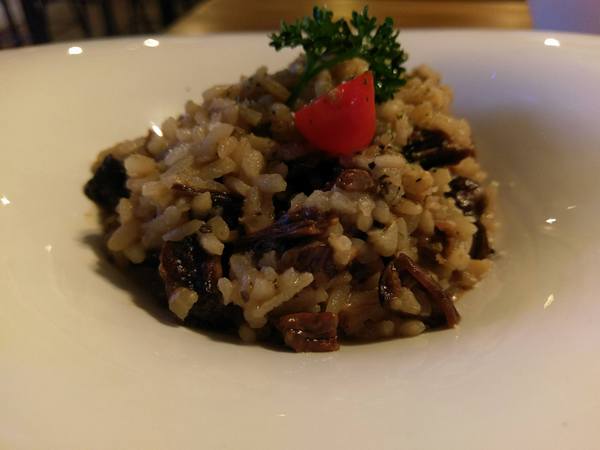 薩克森 比利時餐酒館 Sachsen Beer Bar：薩克森 比利時餐酒館 Sachsen Beer Bar-逢甲青海路上餐酒館 酒類品項重多 餐點選擇也不少 是三五好友聚餐的好選擇