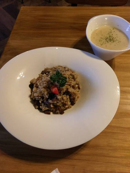 薩克森 比利時餐酒館 Sachsen Beer Bar：薩克森 比利時餐酒館 Sachsen Beer Bar-逢甲青海路上餐酒館 酒類品項重多 餐點選擇也不少 是三五好友聚餐的好選擇