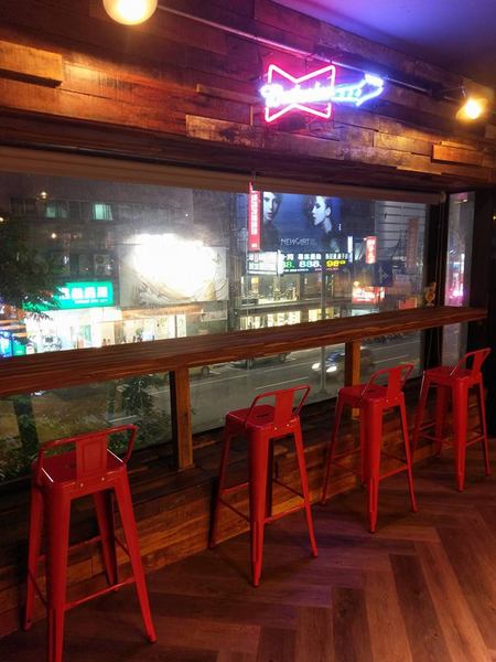 薩克森 比利時餐酒館 Sachsen Beer Bar：薩克森 比利時餐酒館 Sachsen Beer Bar-逢甲青海路上餐酒館 酒類品項重多 餐點選擇也不少 是三五好友聚餐的好選擇