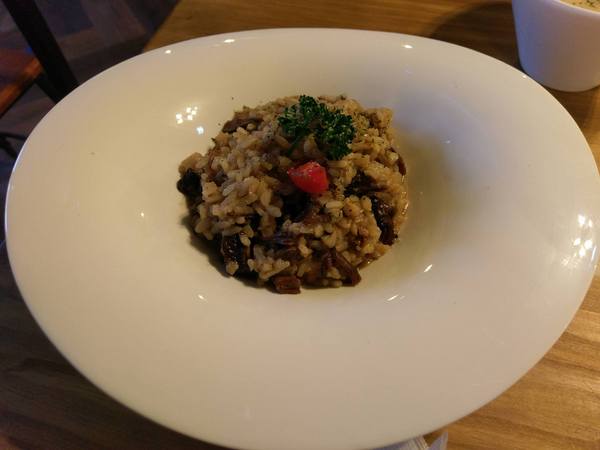 薩克森 比利時餐酒館 Sachsen Beer Bar：薩克森 比利時餐酒館 Sachsen Beer Bar-逢甲青海路上餐酒館 酒類品項重多 餐點選擇也不少 是三五好友聚餐的好選擇